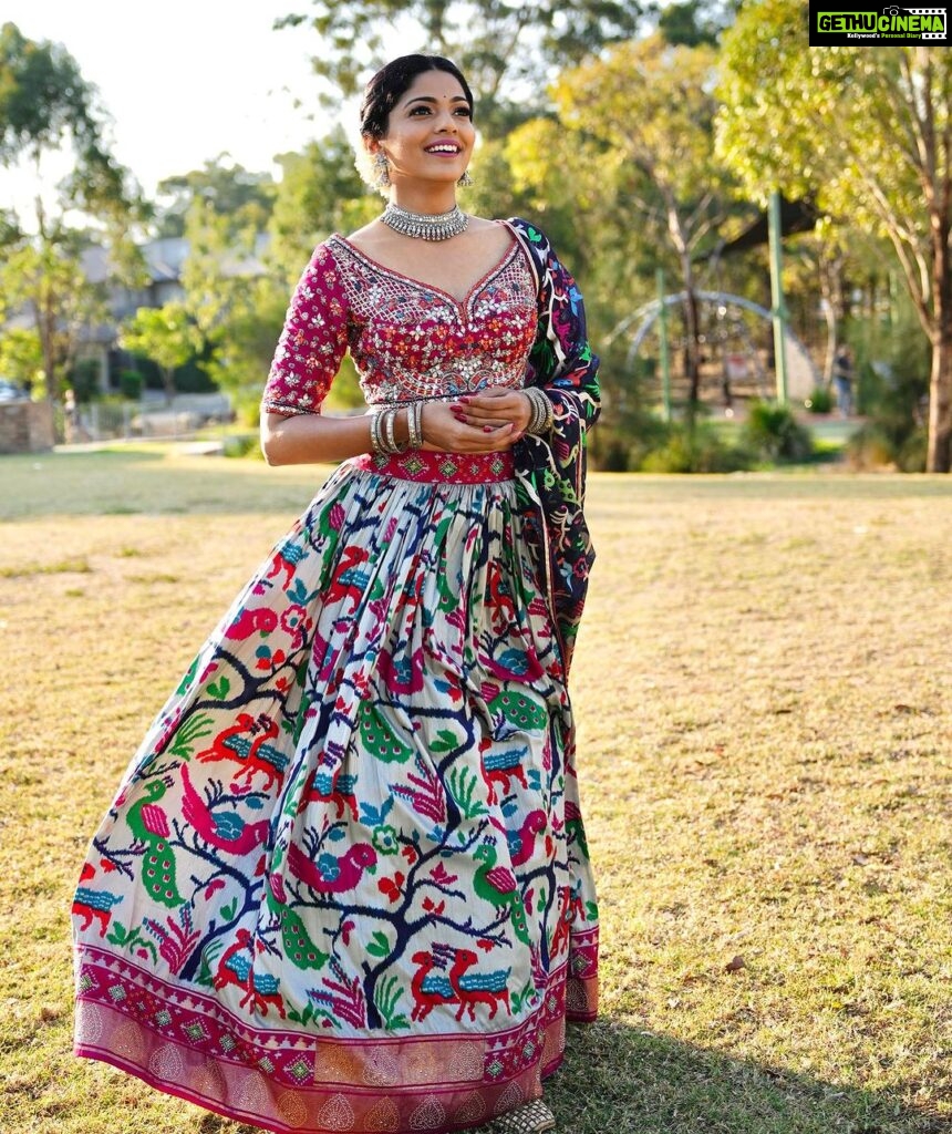 Pooja Sawant Instagram - Late post .. but my mind and heart is still playing garba / dandiya 💕 Outfit by @kalamandir_thane Styled by @styledbyshakti
