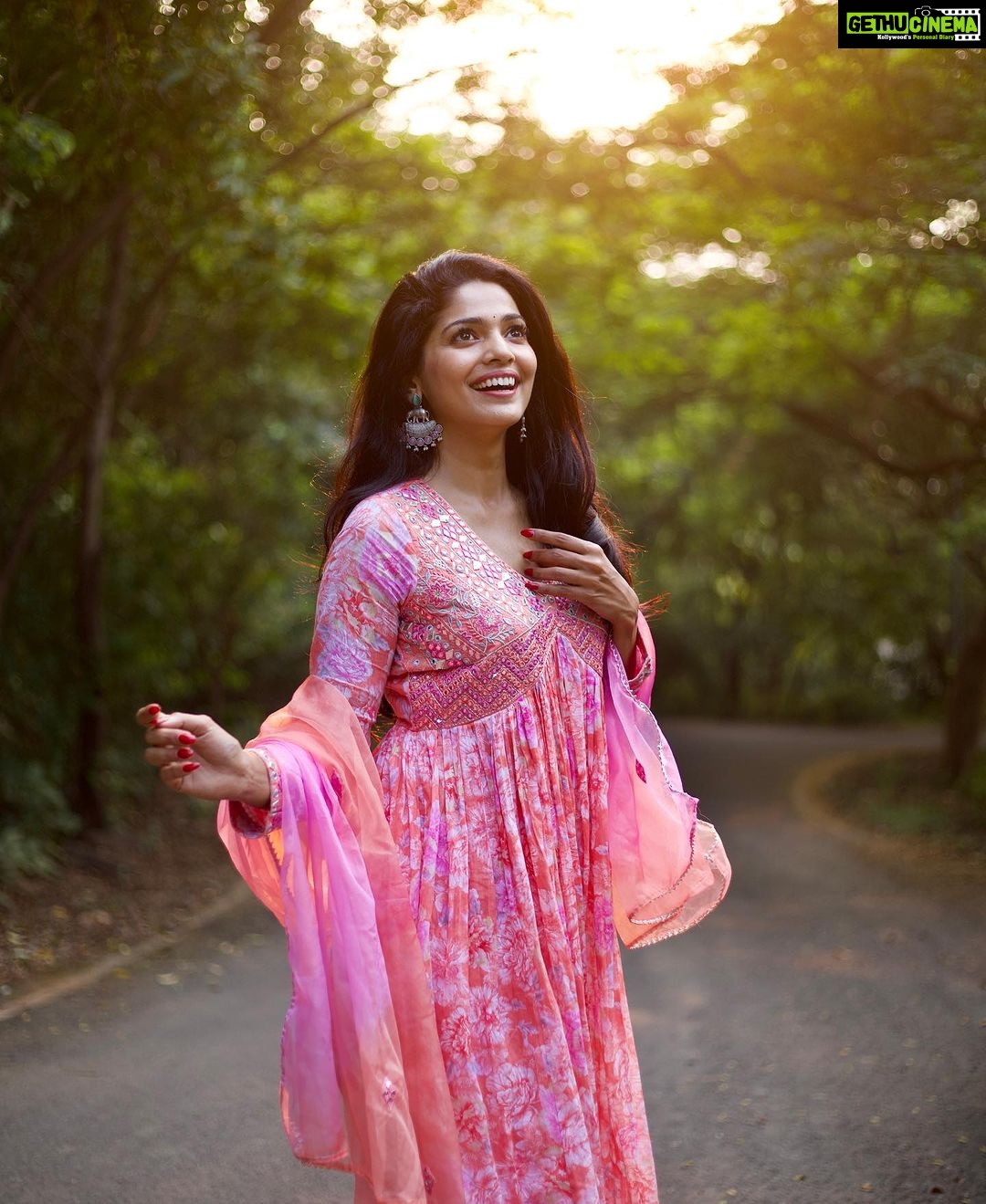 Pooja Sawant Instagram - In love with festival vibes πΈπ Outfit by @naari_collections Pictures by @potraits_by_nk_photography