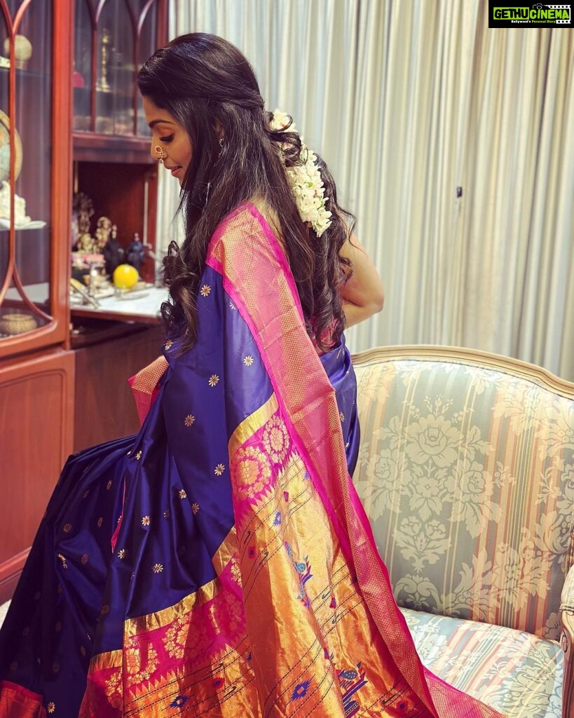Pooja Sawant Instagram - ‘Getting ready on a festival day’ is my kind of a thing 🌸💕 शुभ दसरा 🙏🏻🌼