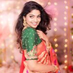 Pooja Sawant Instagram - 🌸🌸🌸 Location @kalasystudios Photography @niraj_sarda Video @thefilmerab Makeup and Hair @sheetalpalsande Saree @saudamini_g Blouse @nishfash_design_studio Decor @decorbyketan