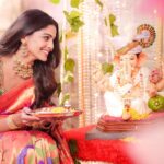 Pooja Sawant Instagram - बाप्पा येतोय ♥️😘 Location @kalasystudios Photography @niraj_sarda Video @thefilmerab Makeup and Hair @sheetalpalsande Saree @saudamini_g Blouse @nishfash_design_studio Decor @decorbyketan
