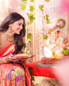 Pooja Sawant Instagram - बाप्पा येतोय ♥️😘

Location @kalasystudios 
Photography @niraj_sarda 
Video @thefilmerab 
Makeup and Hair @sheetalpalsande 
Saree @saudamini_g 
Blouse @nishfash_design_studio 
Decor @decorbyketan