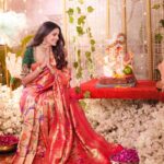 Pooja Sawant Instagram - बाप्पा येतोय ♥️😘 Location @kalasystudios Photography @niraj_sarda Video @thefilmerab Makeup and Hair @sheetalpalsande Saree @saudamini_g Blouse @nishfash_design_studio Decor @decorbyketan