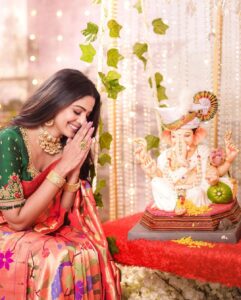 Pooja Sawant Instagram - बाप्पा येतोय ♥️😘

Location @kalasystudios 
Photography @niraj_sarda 
Video @thefilmerab 
Makeup and Hair @sheetalpalsande 
Saree @saudamini_g 
Blouse @nishfash_design_studio 
Decor @decorbyketan
