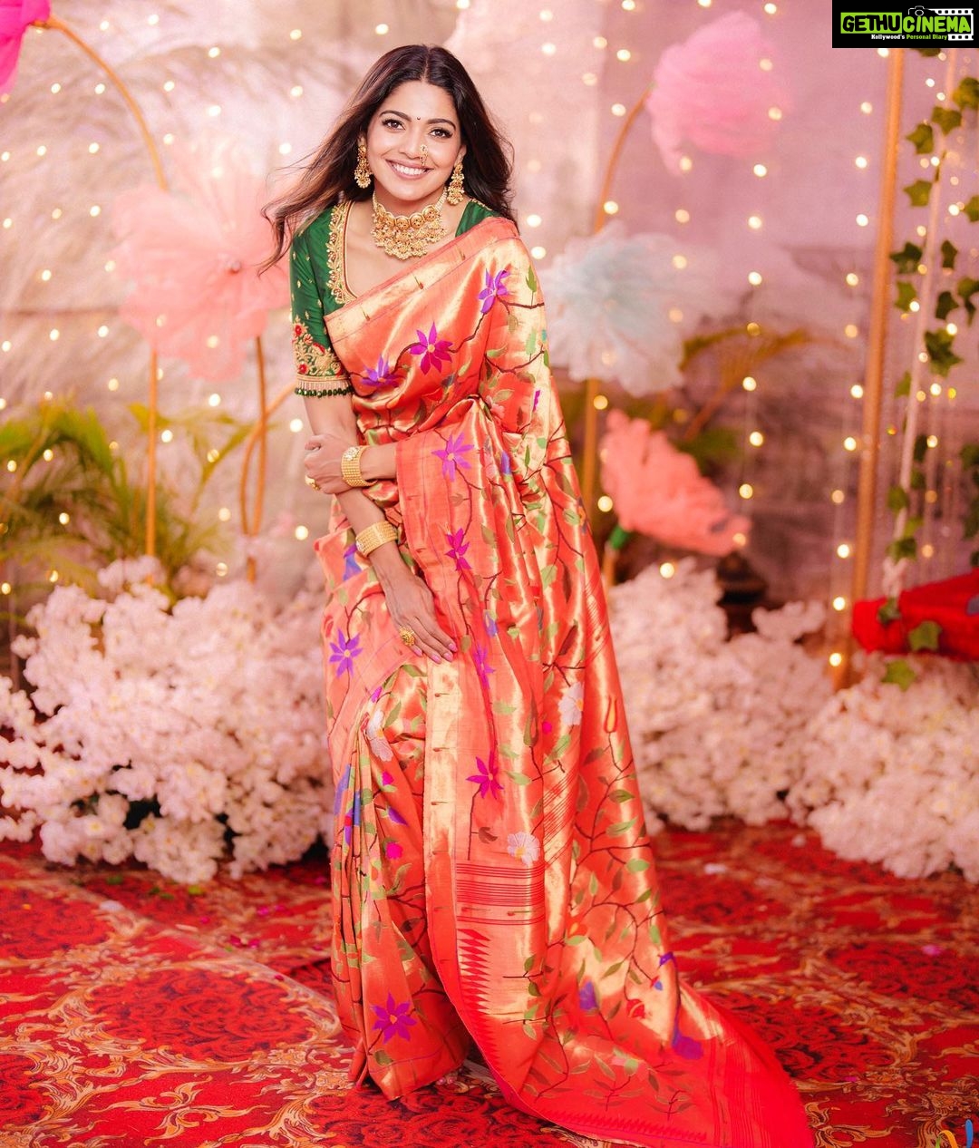 Pooja Sawant Instagram - Setting up my mood for festivals 🌸💕 thank you @saudamini_handloom for this beautiful paithani ♥️ Location @kalasystudios Photography @niraj_sarda Video @thefilmerab Makeup and Hair @sheetalpalsande Blouse @nishfash_design_studio Decor @decorbyketan