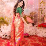 Pooja Sawant Instagram - Setting up my mood for festivals 🌸💕 thank you @saudamini_handloom for this beautiful paithani ♥️ Location @kalasystudios Photography @niraj_sarda Video @thefilmerab Makeup and Hair @sheetalpalsande Blouse @nishfash_design_studio Decor @decorbyketan
