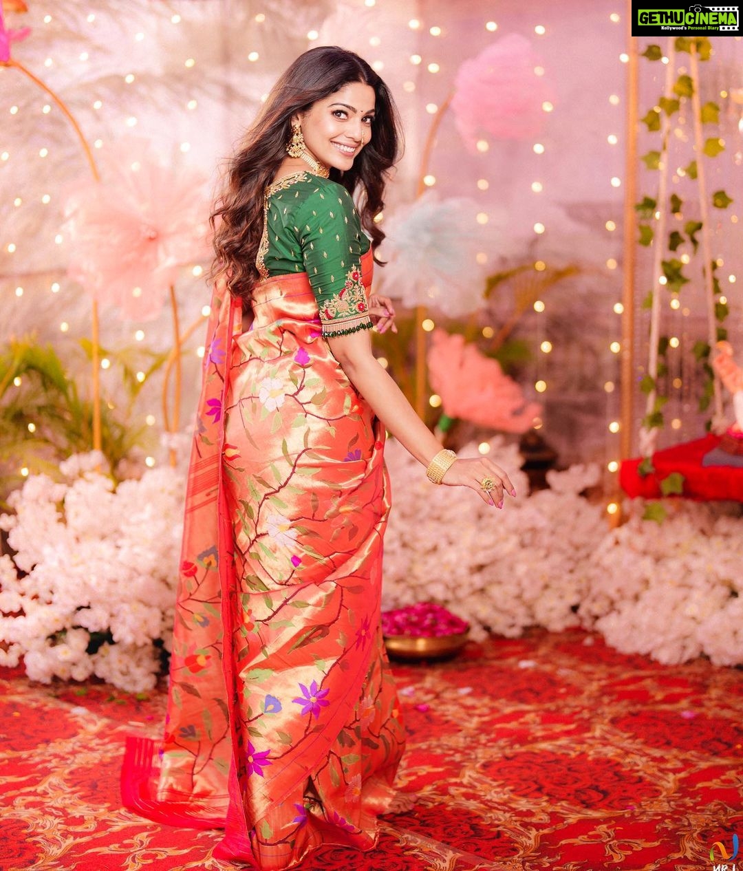 Pooja Sawant Instagram - Setting up my mood for festivals 🌸💕 thank you @saudamini_handloom for this beautiful paithani ♥️ Location @kalasystudios Photography @niraj_sarda Video @thefilmerab Makeup and Hair @sheetalpalsande Blouse @nishfash_design_studio Decor @decorbyketan