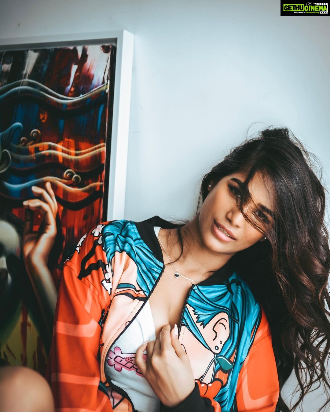 Poonam Pandey Instagram - Caption this for me 💋 . . .. . . @studiodenz #poonampandey #colorful #photos #paintings #fun #pplovers #poonampandeyfans