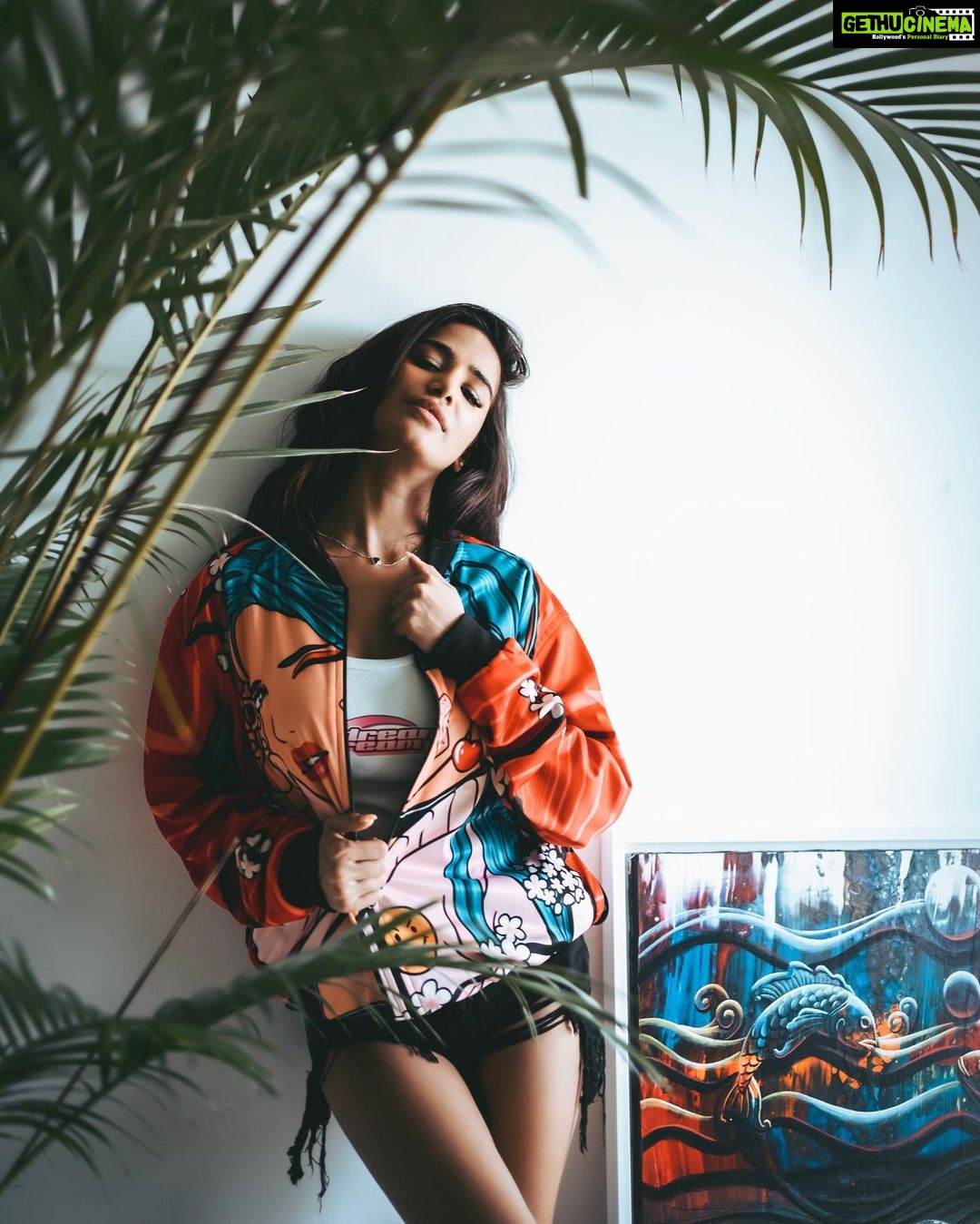 Poonam Pandey Instagram - Caption this for me 💋 . . .. . . @studiodenz #poonampandey #colorful #photos #paintings #fun #pplovers #poonampandeyfans