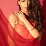 Poonam Pandey Instagram – I honestly enjoy wearing Saree’s & red toh uff..
#mycolour ❤️
.
.
.
.
.
.
.
.

Shot by: @ilmanaazphotography1 ❤️