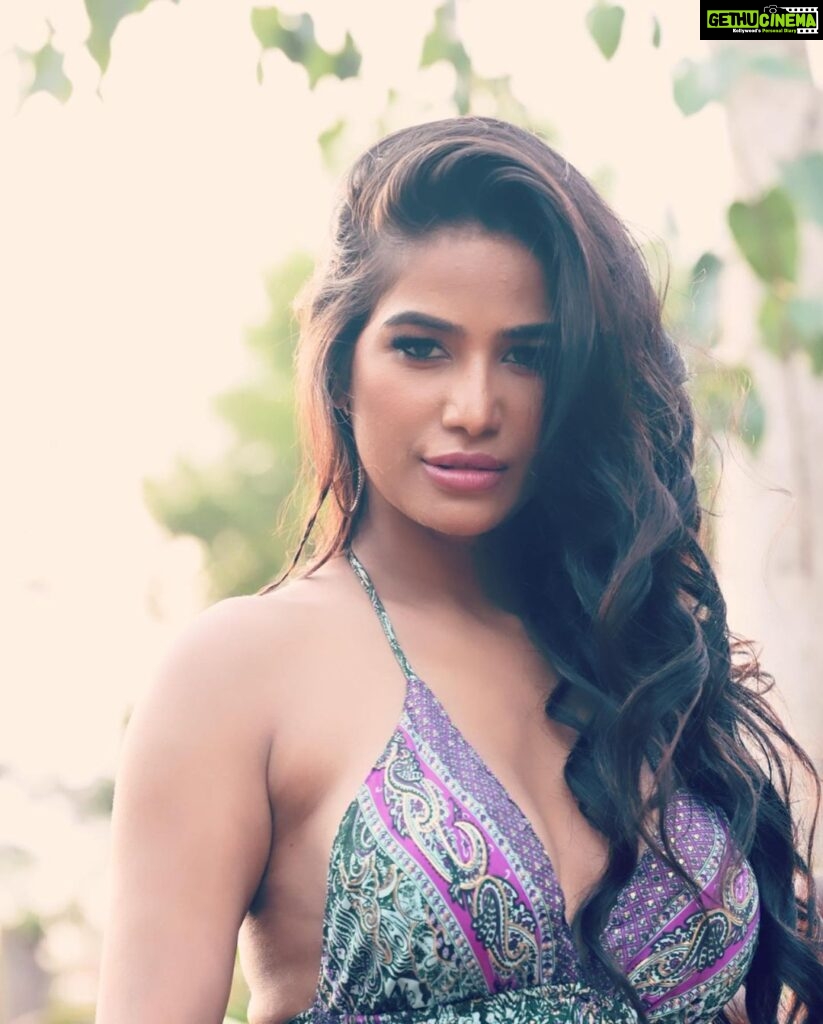 Poonam Pandey Instagram - You will never grow if you have to mourn every leaf that falls. . . #poonampandey #poonampandeyreal #quotes #quoteoftheday #beautiful #picture #nature #love #poonampandeyfans #poonampandeyfan❤️💋🔥🔥 #ppfans