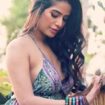 Poonam Pandey Instagram – You will never grow if you have to mourn every leaf that falls. 
.
.
#poonampandey #poonampandeyreal #quotes #quoteoftheday #beautiful #picture #nature #love #poonampandeyfans #poonampandeyfan❤️💋🔥🔥 #ppfans