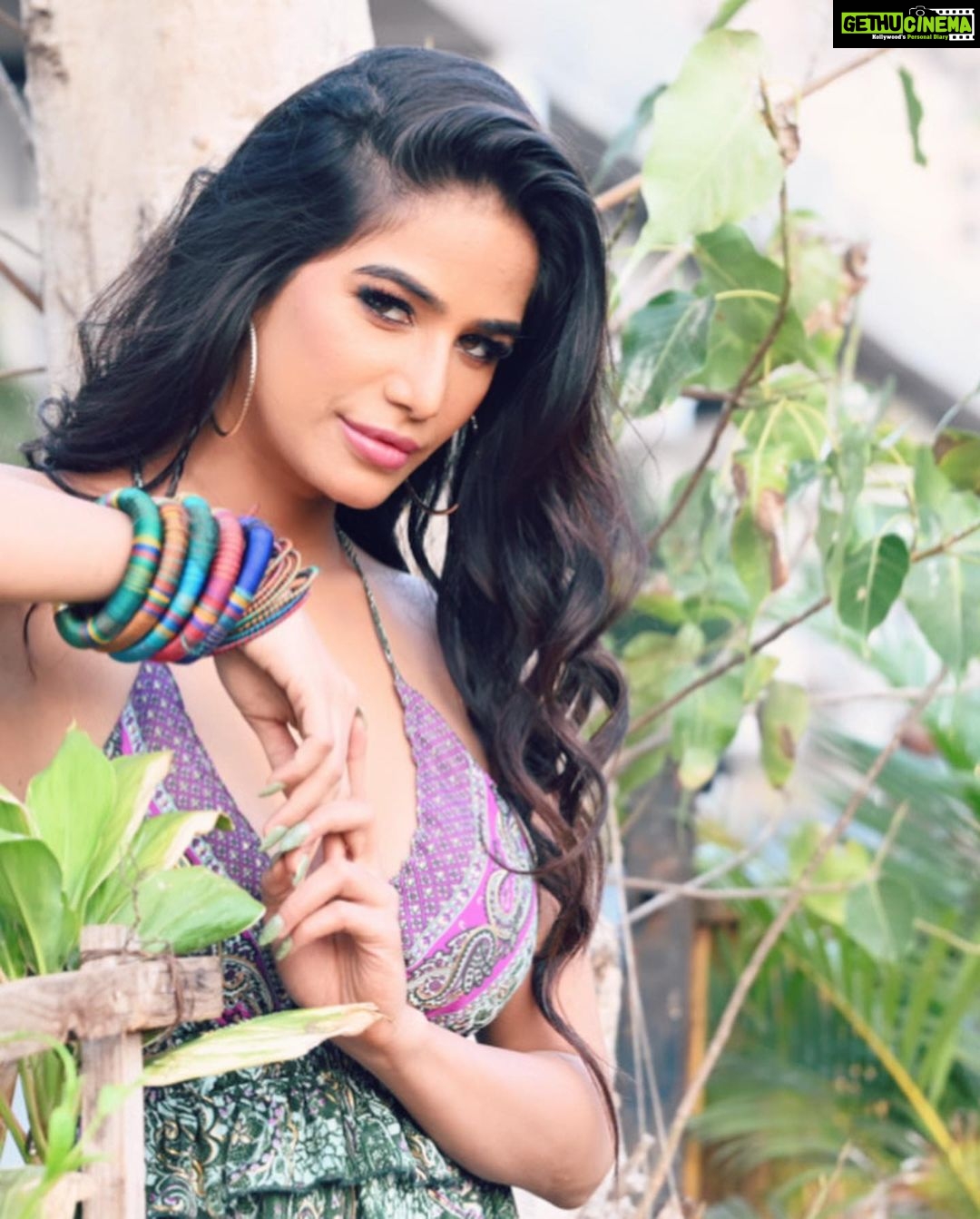 Poonam Pandey Instagram - You will never grow if you have to mourn every leaf that falls. . . #poonampandey #poonampandeyreal #quotes #quoteoftheday #beautiful #picture #nature #love #poonampandeyfans #poonampandeyfan❤️💋🔥🔥 #ppfans