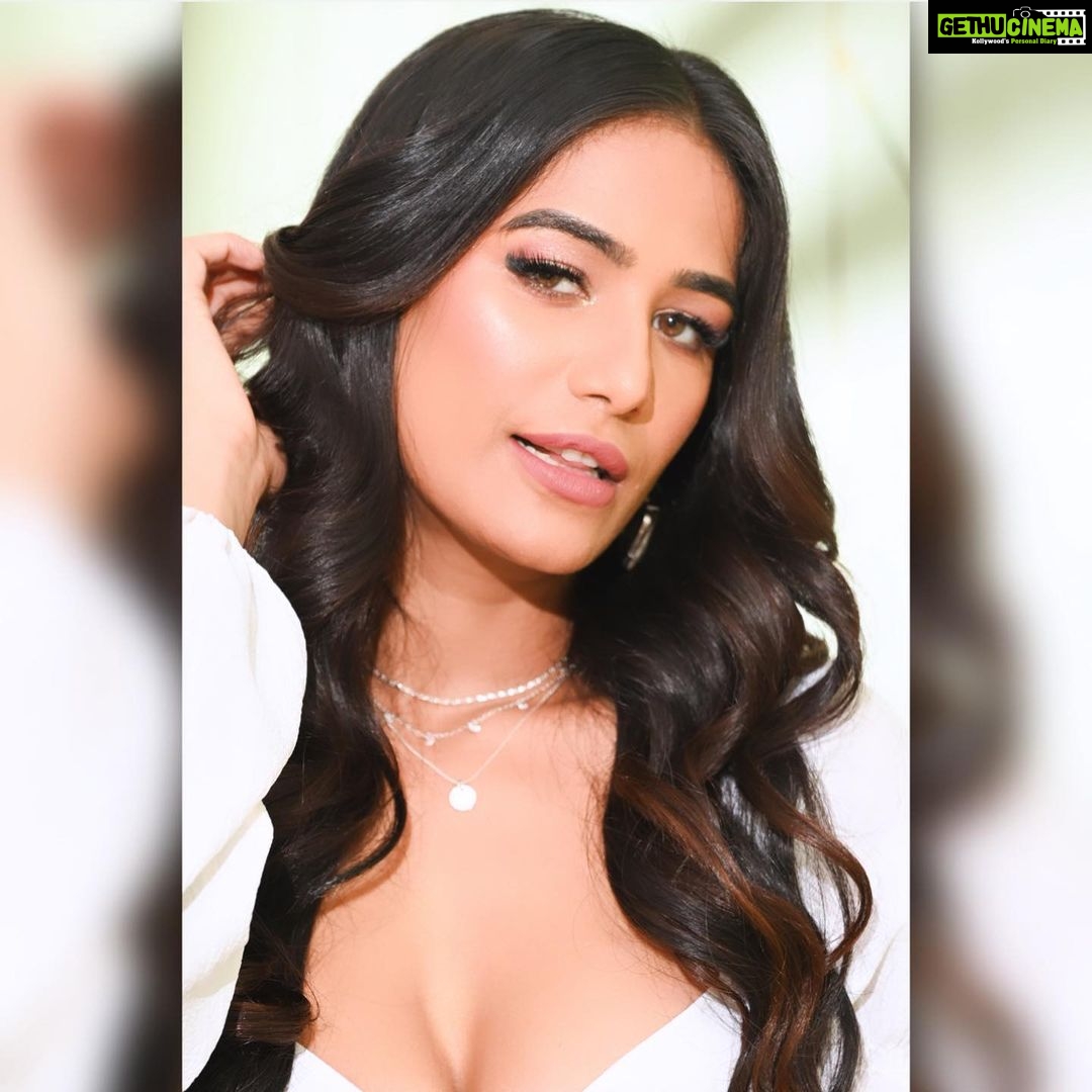 Poonam Pandey Instagram - Even the stars were jealous of the sparkle in her eyes. . . #poonampandey #poonampandeyreal #poonampandeyfans #photography #photoshoot #pink #pinkpinkpink #skirt #love #fun #photo