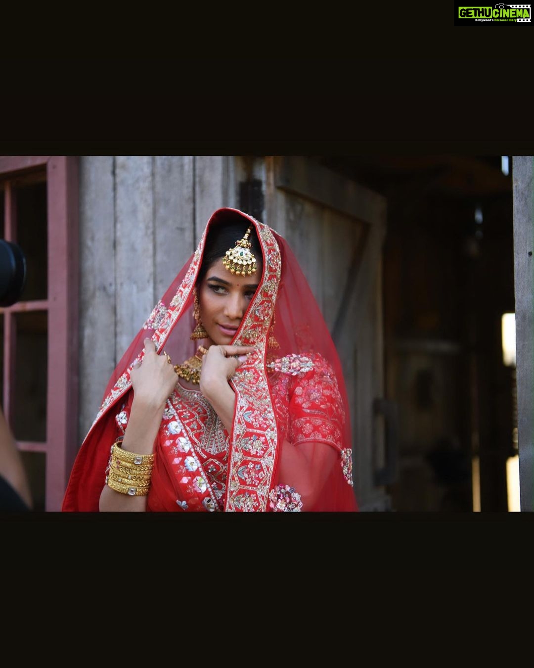 Poonam Pandey Instagram - My dad’s favourite song..I grew up listening to this gorgeous one. . . #indianattire #traditional #love #poonampandey #poonampandeyreal #pplovers #ppfans