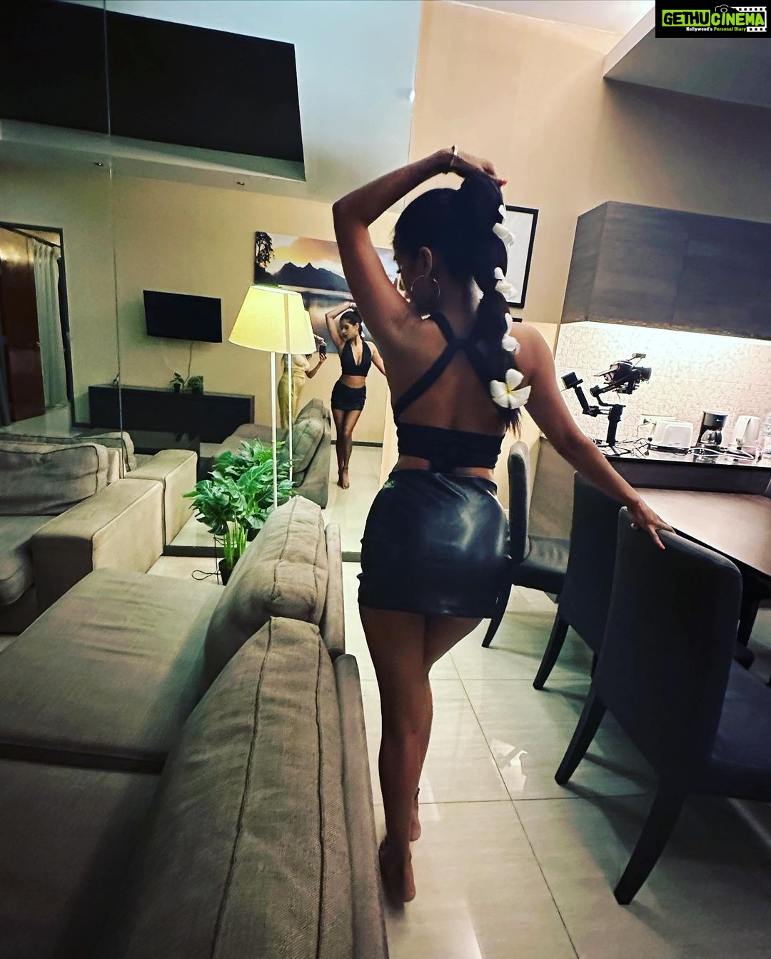 Poonam Pandey Instagram - Like my new hairstyle? . . #flower #morning #morningvibes #poonampandey #poonampandeyvideos #hairstyles #hairgoals #hairbrained #fun #blackskirt #skirt