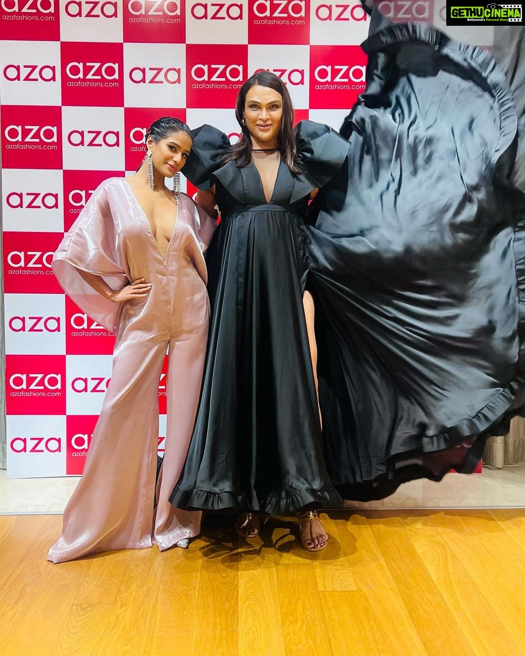 Poonam Pandey Instagram - Thank you @officialsaishashinde For inviting me to your exclusive preview of interwined. I had such a lovely evening with you all ❤️
