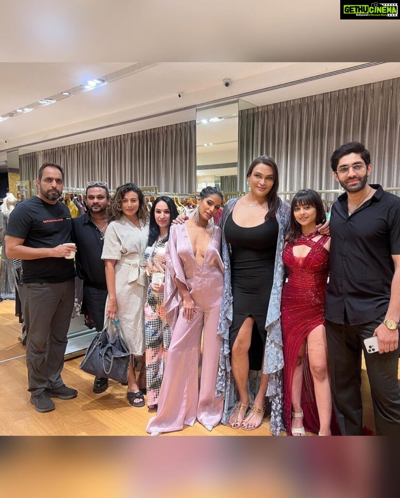 Poonam Pandey Instagram - Thank you @officialsaishashinde For inviting me to your exclusive preview of interwined. I had such a lovely evening with you all ❤️