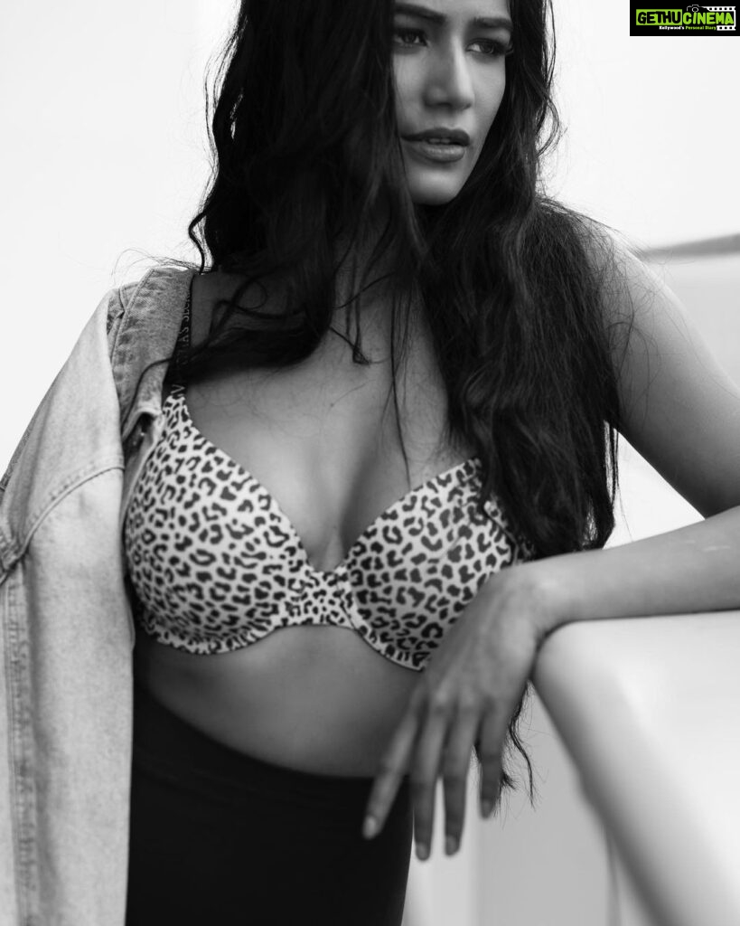 Poonam Pandey Instagram - Elegance is the only beauty that never fades. #poonampandeyreal #poonampandey #pplovers #ppfans #blackandwhite #love