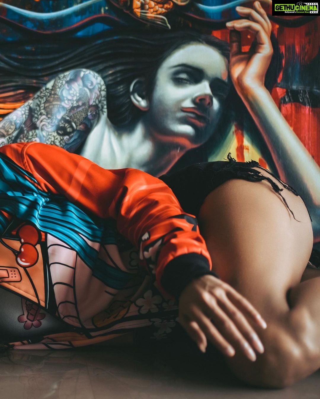 Poonam Pandey Instagram - Caption this for me 💋 . . .. . . @studiodenz #poonampandey #colorful #photos #paintings #fun #pplovers #poonampandeyfans