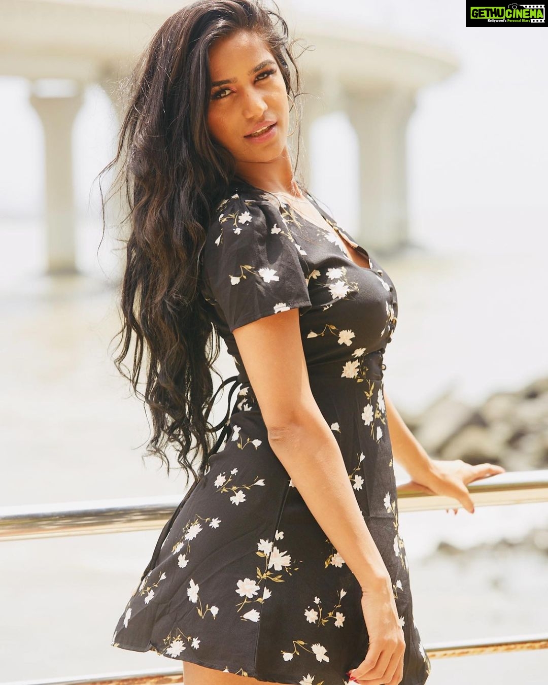 Poonam Pandey Instagram - Hold me close.