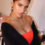 Poonam Pandey Instagram – Omg🤯
.
.
.
#newreel #trendingreels #poonampandey #hotness #celebrity #reelitfeelit #reels #bts #behindthescene