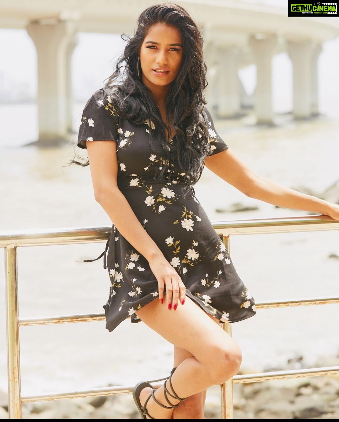 Poonam Pandey Instagram - Hold me close.