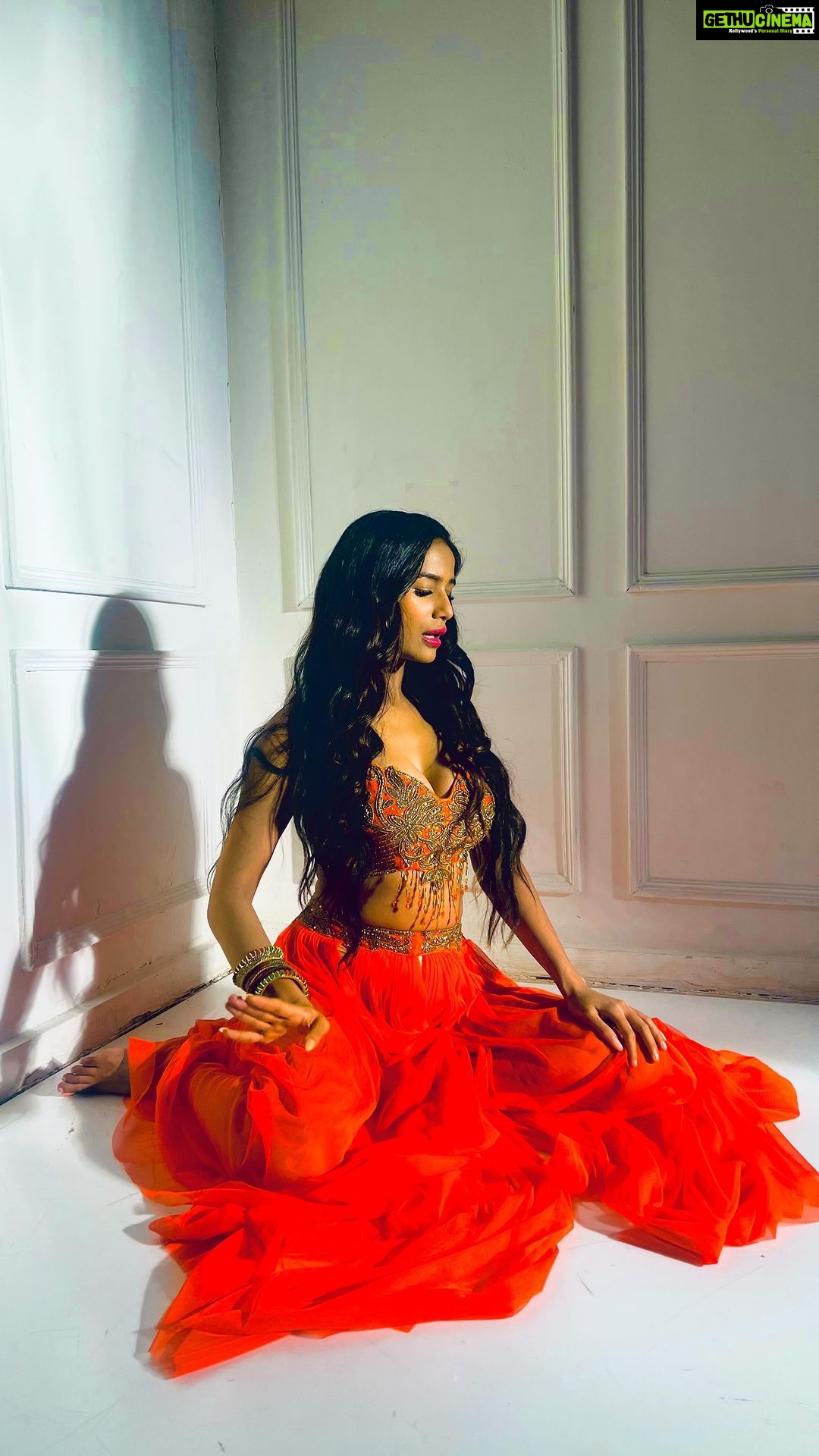 Poonam Pandey Instagram - Apsara Aali…this song has been my favourite bachpan se 😜 . . . . . . . . . . @ilmanaazphotography1 #apsaraaali #poonampandeyreal #poonampandey #pplovers #favorite #song #marathi #love #reel #instagram #instagood