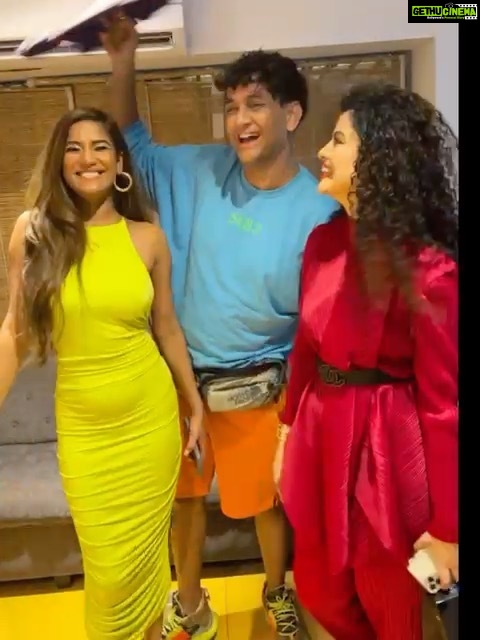 Poonam Pandey Instagram - Now that’s something we call COLOURFUL (; ❤️ had a great time with the sweetest soul’s on the planet @lostboyjourney @palakmuchhal3 Love you both 😘