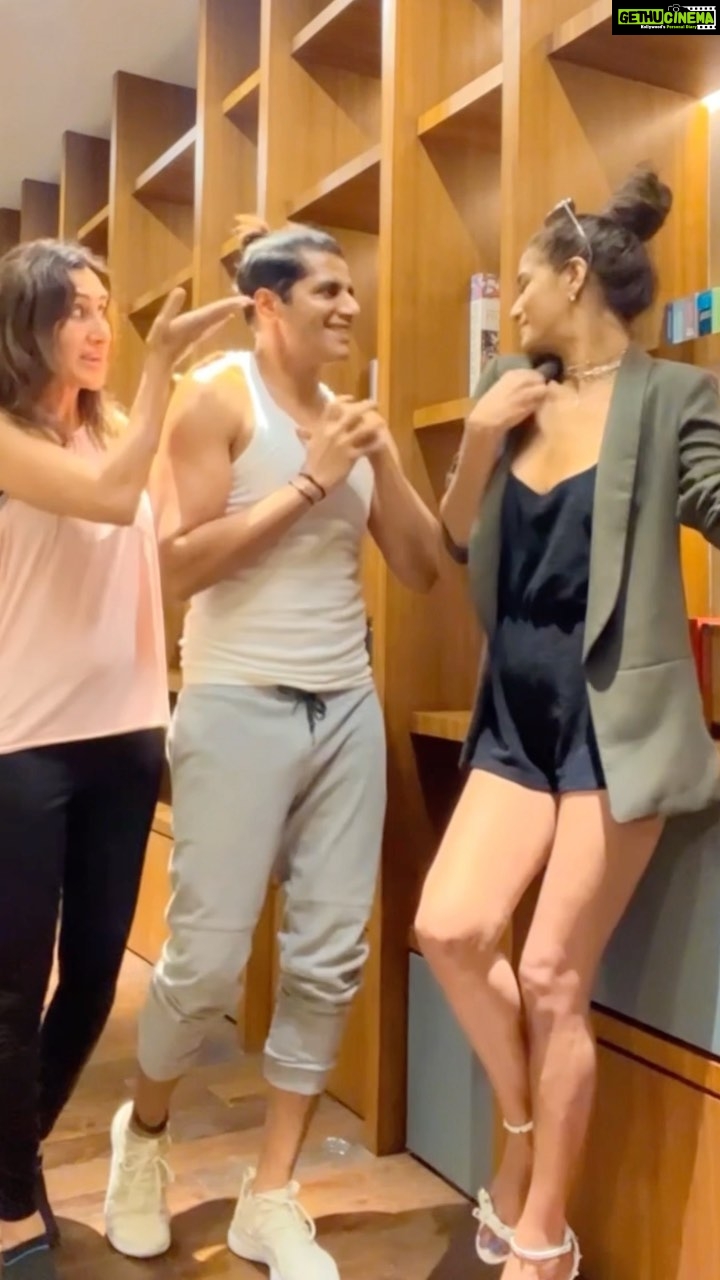 Poonam Pandey Instagram - Bijli khadi…… true dat, missing #lockupp manch with my fav @karanvirbohra and darling @bombaysunshine