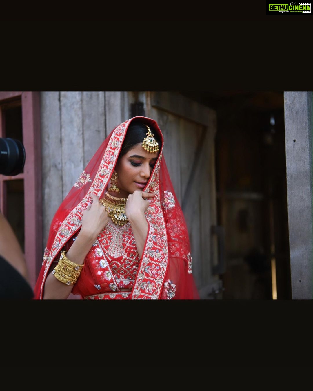 Poonam Pandey Instagram - My dad’s favourite song..I grew up listening to this gorgeous one. . . #indianattire #traditional #love #poonampandey #poonampandeyreal #pplovers #ppfans