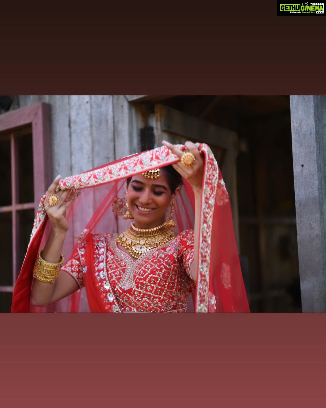 Poonam Pandey Instagram - My dad’s favourite song..I grew up listening to this gorgeous one. . . #indianattire #traditional #love #poonampandey #poonampandeyreal #pplovers #ppfans
