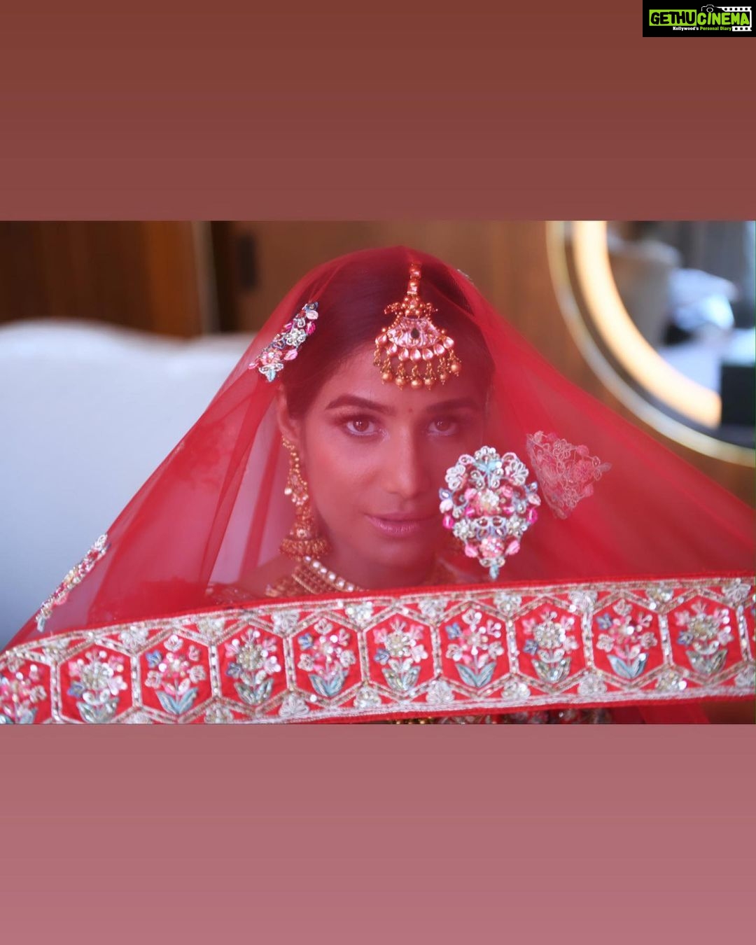 Poonam Pandey Instagram - My dad’s favourite song..I grew up listening to this gorgeous one. . . #indianattire #traditional #love #poonampandey #poonampandeyreal #pplovers #ppfans