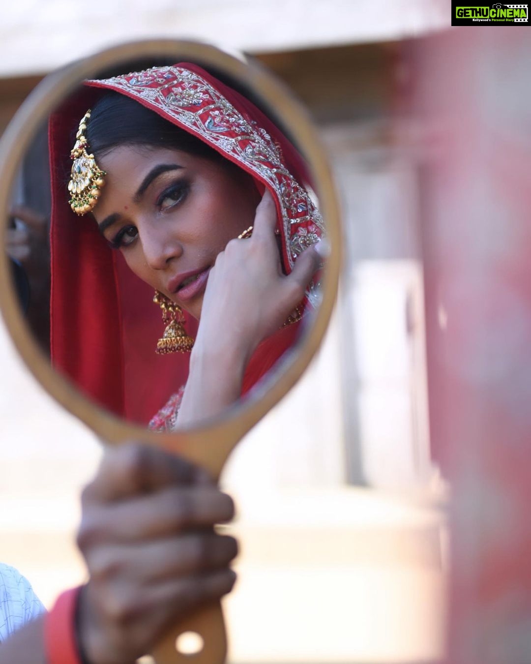 Poonam Pandey Instagram - My dad’s favourite song..I grew up listening to this gorgeous one. . . #indianattire #traditional #love #poonampandey #poonampandeyreal #pplovers #ppfans