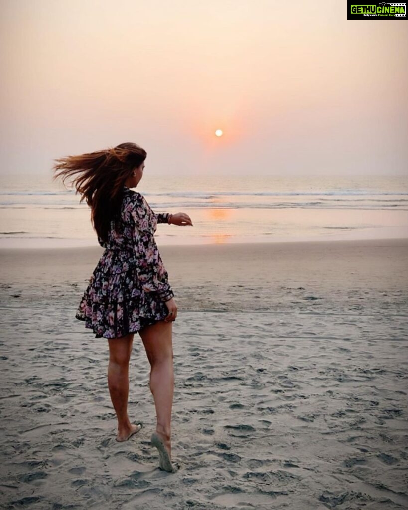Poonam Preet Bhatia Instagram - Aspire not to have more but to be more 💫 #neverstopdreaming #beyou #daydreamer #sunsetsarethebest #existloudly #watchmebloom 📸 - @shivikapratapofficial 🫶🏻