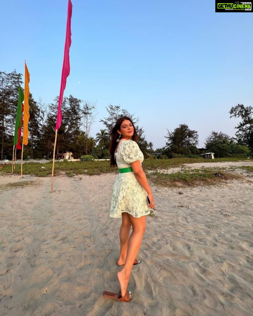 Poonam Preet Bhatia Instagram - “𝓛𝓸𝓸𝓴𝓲𝓷𝓰 𝓯𝓸𝓻𝔀𝓪𝓻𝓭, 𝓫𝓾𝓽 𝓼𝓽𝓪𝔂𝓲𝓷𝓰 𝓲𝓷 𝓽𝓱𝓮 𝓶𝓸𝓶𝓮𝓷𝓽.” 💚 #helloholidays #beachside #myhappyplace #watchmebloom Montego Bay Beach Village
