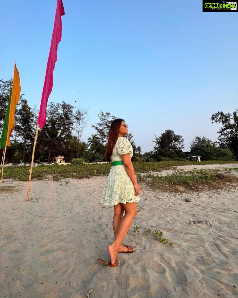Poonam Preet Bhatia Instagram - “𝓛𝓸𝓸𝓴𝓲𝓷𝓰 𝓯𝓸𝓻𝔀𝓪𝓻𝓭, 𝓫𝓾𝓽 𝓼𝓽𝓪𝔂𝓲𝓷𝓰 𝓲𝓷 𝓽𝓱𝓮 𝓶𝓸𝓶𝓮𝓷𝓽.” 💚 #helloholidays #beachside #myhappyplace #watchmebloom Montego Bay Beach Village