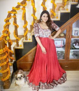 Poonam Preet Bhatia Instagram - Here’s to love, light, and ladoos ✨✨🪔
♥️
♥️
♥️
♥️
♥️
Outfit - @sejalkamdardesigns 
Jewellery- @ishhaara 

#ourfirstdiwali #diwalidecorations #india #happydiwali #diwalivibes #celebration #festivevibes