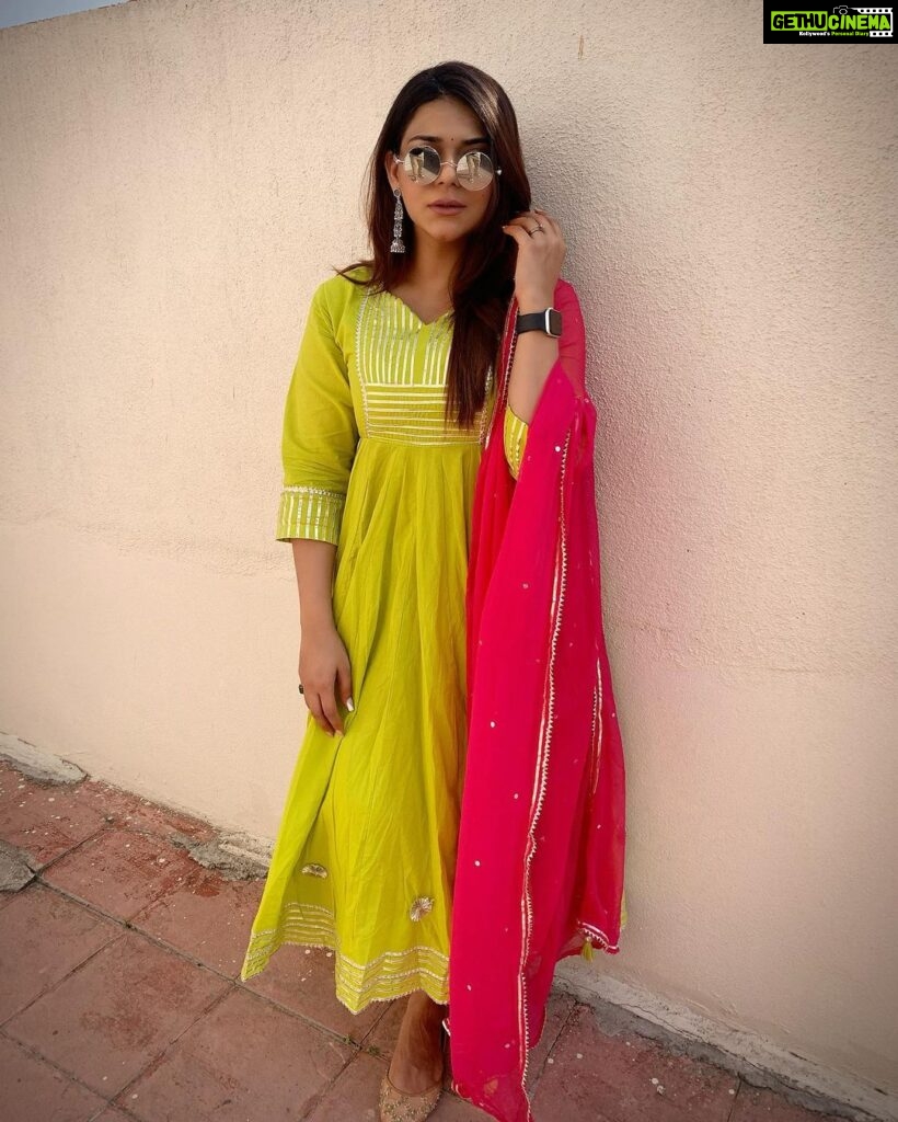Poonam Preet Bhatia Instagram - Thought I’d add little colour to ya feed 💁🏻‍♀️ ✨✨ Happy Diwali 🪔 love, light prosperity to all 🫶🏻 Outfit - @bunaai #happydiwali #festivewear #diwaligifts #celebration #festivaloflights