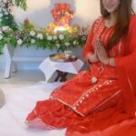 Poonam Preet Bhatia Instagram - वक्रतुण्ड महाकाय सूर्यकोटि समप्रभ। निर्विघ्नं कुरु मे देव सर्वकार्येषु सर्वदा॥ 🌺🌺 #blessedlife #thankyoubappaforeverything 🙏🏻 Styledby: @stylebysugandhasood Outfitby: @dsignersonia Jewellery : @_modesthreads_
