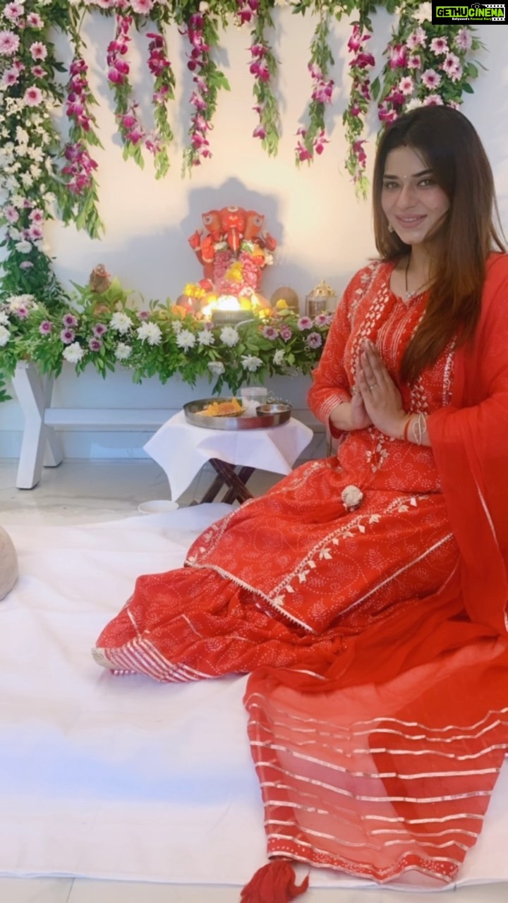 Poonam Preet Bhatia Instagram - वक्रतुण्ड महाकाय सूर्यकोटि समप्रभ। निर्विघ्नं कुरु मे देव सर्वकार्येषु सर्वदा॥ 🌺🌺 #blessedlife #thankyoubappaforeverything 🙏🏻 Styledby: @stylebysugandhasood Outfitby: @dsignersonia Jewellery : @_modesthreads_
