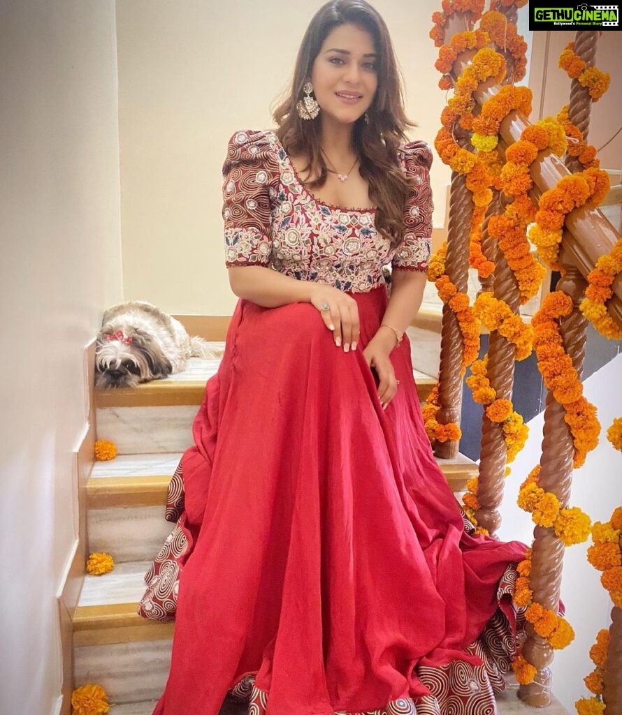 Poonam Preet Bhatia Instagram - Here’s to love, light, and ladoos ✨✨🪔 ♥️ ♥️ ♥️ ♥️ ♥️ Outfit - @sejalkamdardesigns Jewellery- @ishhaara #ourfirstdiwali #diwalidecorations #india #happydiwali #diwalivibes #celebration #festivevibes