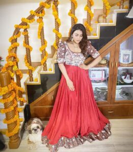Poonam Preet Bhatia Instagram - Here’s to love, light, and ladoos ✨✨🪔
♥️
♥️
♥️
♥️
♥️
Outfit - @sejalkamdardesigns 
Jewellery- @ishhaara 

#ourfirstdiwali #diwalidecorations #india #happydiwali #diwalivibes #celebration #festivevibes