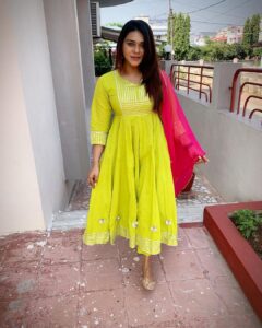 Poonam Preet Bhatia Instagram - Thought I’d add little colour to ya feed 💁🏻‍♀️ ✨✨ Happy Diwali 🪔 love, light prosperity to all 🫶🏻

Outfit - @bunaai 

#happydiwali  #festivewear #diwaligifts #celebration #festivaloflights
