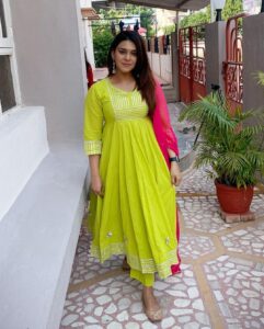 Poonam Preet Bhatia Instagram - Thought I’d add little colour to ya feed 💁🏻‍♀️ ✨✨ Happy Diwali 🪔 love, light prosperity to all 🫶🏻

Outfit - @bunaai 

#happydiwali  #festivewear #diwaligifts #celebration #festivaloflights