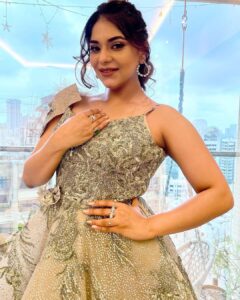 Poonam Preet Bhatia Instagram - When life gives you Monday… dip it in glitter ✨ and  sparkle ✨ all day 🌟🌟🫶🏻🫶🏻 

 Styled by -  @shailjaanand
Outfit by -  @prestocoutureofficial
Jewellery by -  @the_jewel_gallery
Styling assistant @stylebymahakhirani 
Mua - @makeupbysabashaikh 

#zeerishteyawards #zra2022 #lastnight  #zeetvke30saal