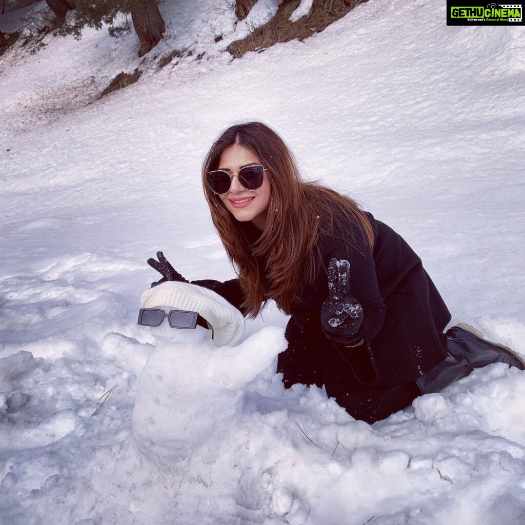 Poonam Preet Bhatia Instagram - Do you wanna build a snowman? C'mon, let's go and play I never see you anymore Come out the door It's like you've gone away We used to be best buddies And now we're not I wish you would tell me why Do you wanna build a snowman? ☃️☃️☃️☃️☃️ Gulmarg, Kashmir