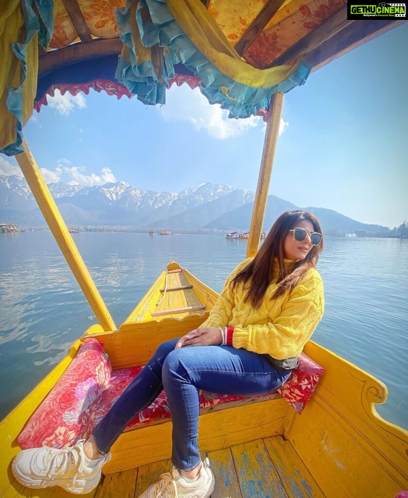 Poonam Preet Bhatia Instagram - Find your Flow, and Row, Row, Row. 🛶🛶❄️☃️ #beautifulmemories #shikara #kashmir #srinagar #heavenonearth ♥️ Dal Lake , Srinagar - Kashmir