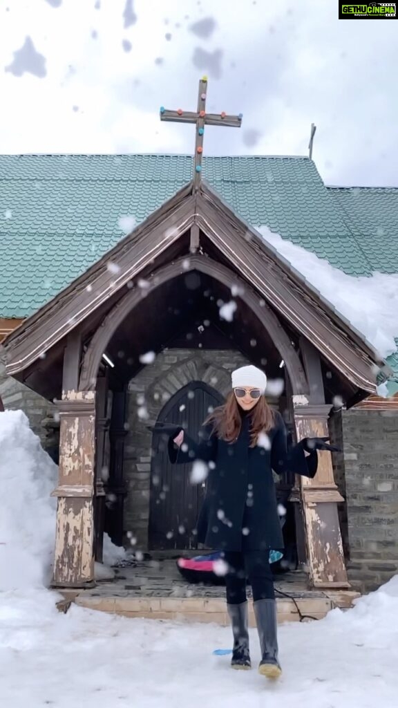 Poonam Preet Bhatia Instagram - "The first snow is like the first love.♥️ ❄️❄️ #iminlovewiththisplace #firstsnow #bliss #winters Gulmarg, Kashmir