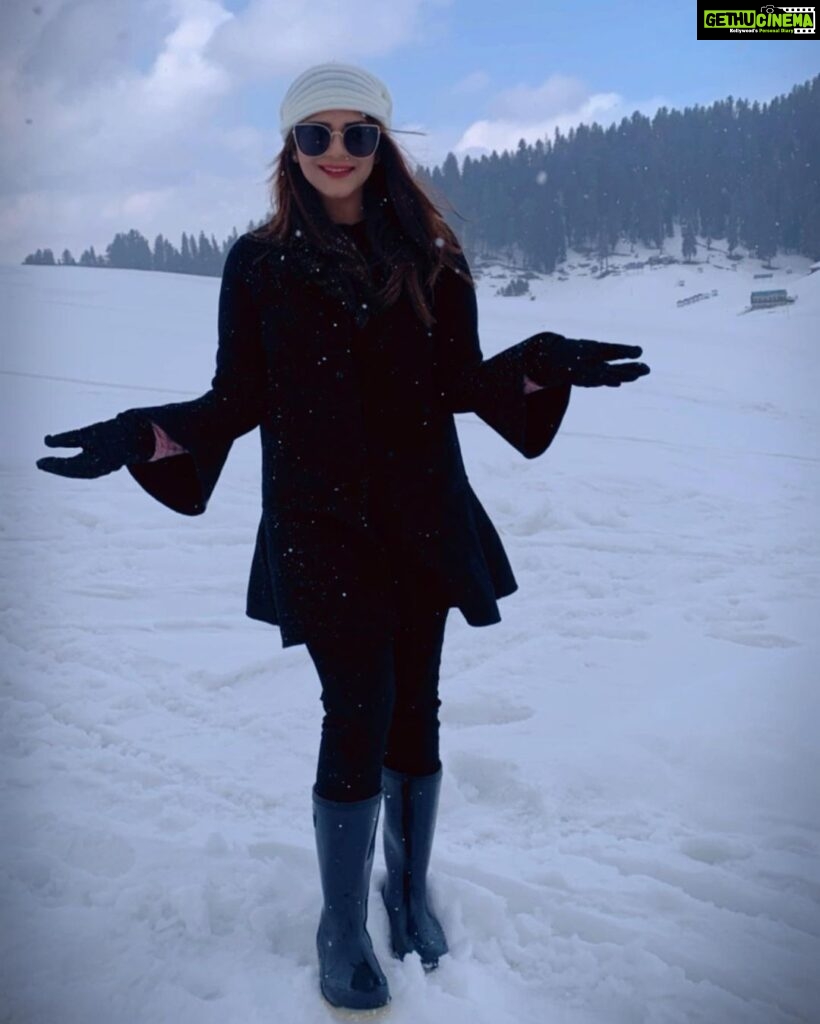Poonam Preet Bhatia Instagram - Close to heaven Down to earth ❄️☃️ #thisplacehasmyheart❤️ #kasmir #gulmarg Gulmarg, Kashmir